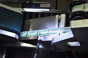 Full-Automatic Vertical Infeed Horizontal Labeling Tray Loading Intelligent Labeling Machine with High Speed and High Precision