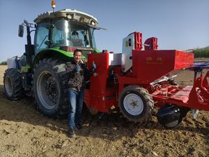 Cheap and Fine 2cm-8W Four-Ridge Potato Seeding Machine for Precision Seeding