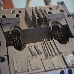 connector Injection Mould Precision CNC EDM Wire Cutting Process Injection Mould Tight Tolorence