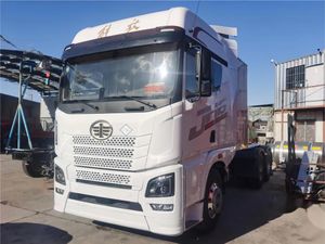 Diesel Engine FAW Hauling Trailer truck/ CNG Engine Tractor Truck head