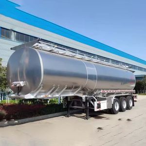 Sinotruck HOWO 50000L Curb Weight Water/Milk/Edible Oil Tanker Truck
