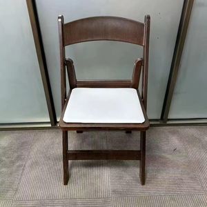 Wholesale Modern Outdoor White Plastic Folding Dining Chair Chiavari Style for Banquet Event Hotel Made of Resin