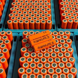 Rechargeable Cylindrical Lithium Ion Cells 18650e 3.7V 2000mAh Widely Applicable with Certifications