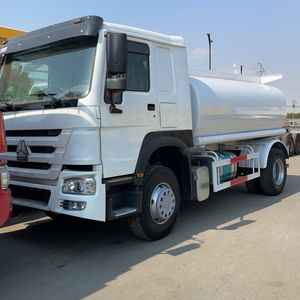 Sinotruk HOWO 375HP 4X2 Oil Tank Truck